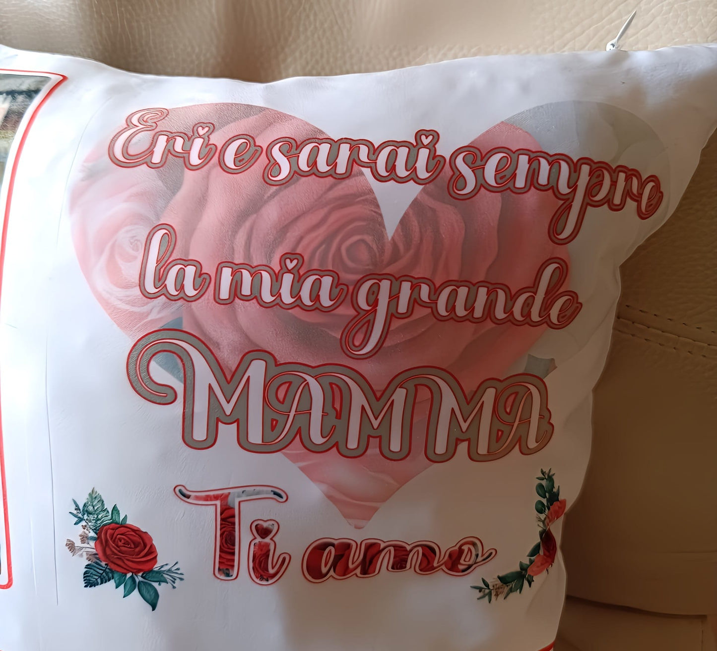 Decorative pillow with Italian message for mom, heart and rose design, on beige sofa.