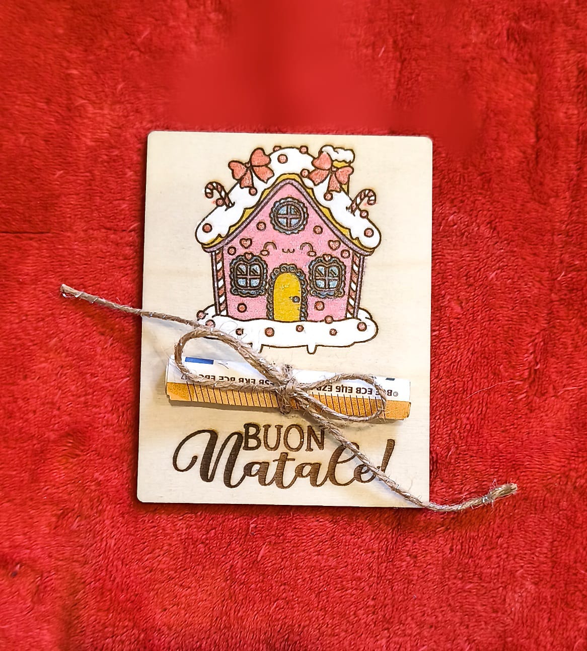 Porta soldi Natale in legno con casetta pan di zenzero rosa dipinta a mano e rotolo banconote legato con spago