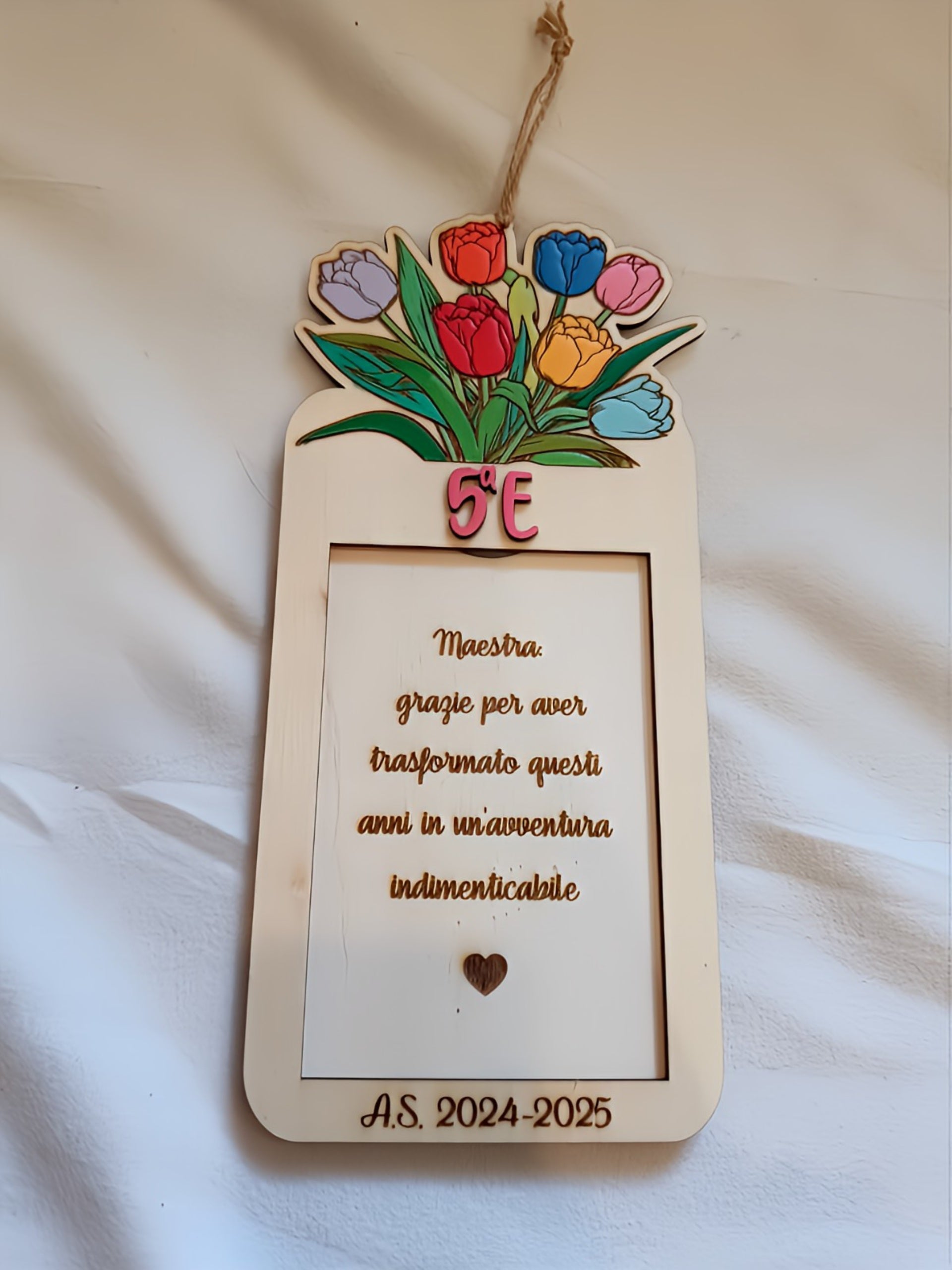 Wooden plaque with colorful tulips, Italian thank you message for teacher, class 5E, A.S. 2024-2025.