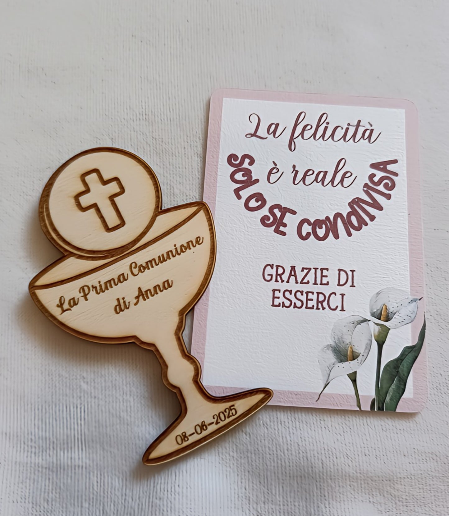 Personalized First Communion wooden chalice with cross, card with lilies and Italian text