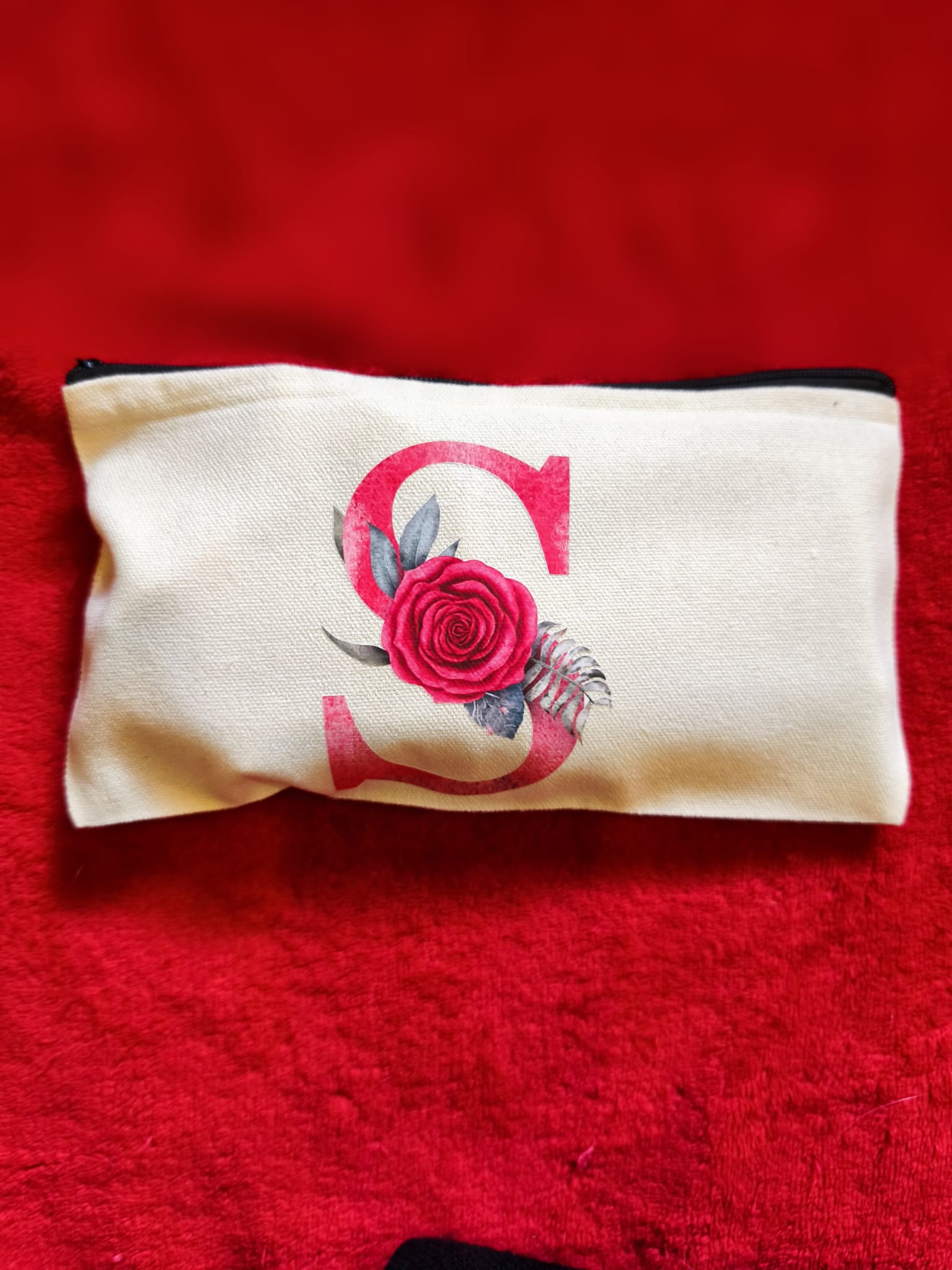 Pochette cotone naturale personalizzata con iniziale S e rosa rossa aperta con shopperdonna all'interno