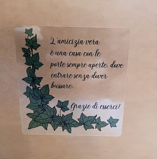 Italian friendship quote sign with green ivy vines on beige wall, appreciation message